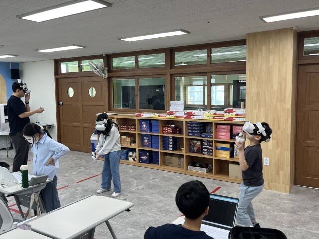 파주형 경기공유학교 특화모델로 학생들이 가상현실로 탐험하는 나(VR, 메타버스)를 표현하고 있다. 파주교육지원청 제공
