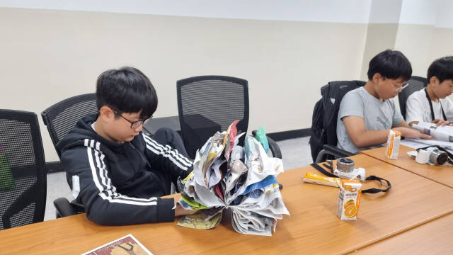 파주형 경기공유학교 특화모델로 학생들이 힐링 영상 예술 마음이야기(정크아트 등)를 표현하고 있다. 파주시교육지원청 제공