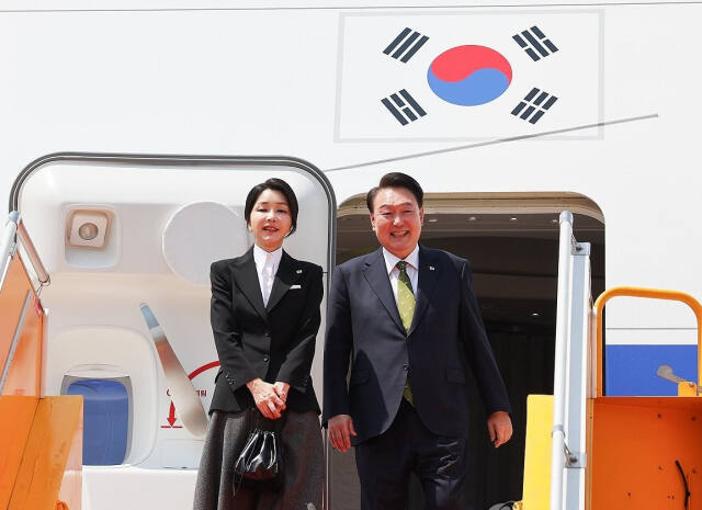 한일 정상회담과 아세안 정상회의 관련 일정을 마친 윤석열 대통령과 부인 김건희 여사가 10월 11일(현지시간) 라오스 비엔티안 왓타이 국제공항에서 귀국하기 전 전용기인 공군 1호기에 올라 인사하고 있다. 연합뉴스