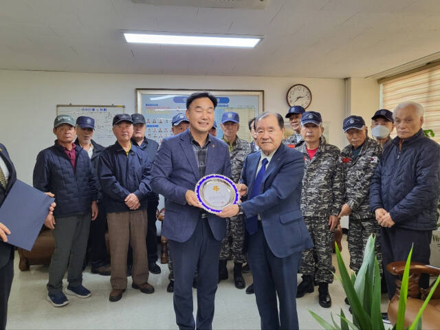 김용환 대한민국 상이군경회 경기도지부장(오른쪽)이 윤종영 경기도의원에게 감사패를 전달하고 있다. 대한민국 상이군경회 경기도지부 제공