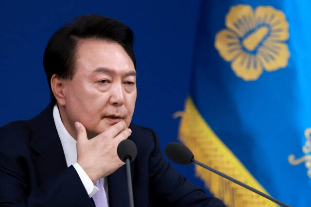 윤석열 대통령이 지난 7일 서울 용산 대통령실 청사 브리핑실에서 '대국민담화 및 기자회견'에서 취재진의 질문에 답하고 있다. 연합뉴스