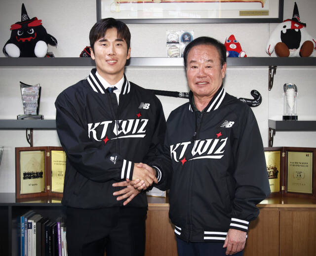 KT 위즈와 4년 계약을 한 FA 내야수 허경민(왼쪽)이 이호식 kt sports 대표이사와 악수하고 있다.KT 위즈 제공