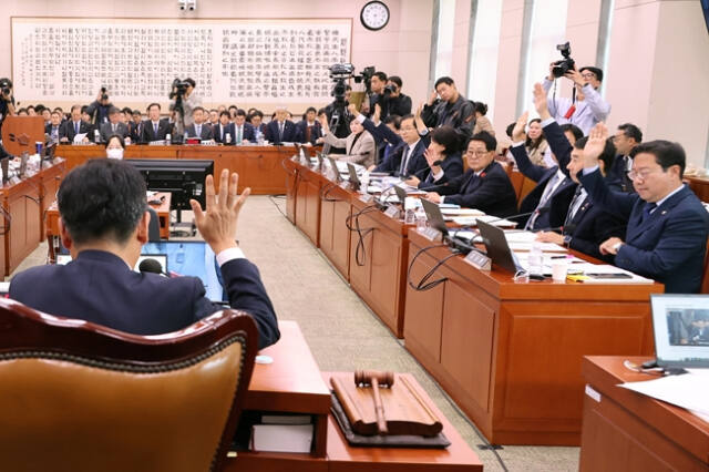 지난 4일 오후 서울 여의도 국회에서 열린 법제사법위원회 전체회의에서 '윤석열 대통령 배우자 김건희의 주가조작 사건 등의 진상규명을 위한 특별검사 임명 등에 관한 법률안'이 표결을 거쳐 상정되고 있다. 연합뉴스