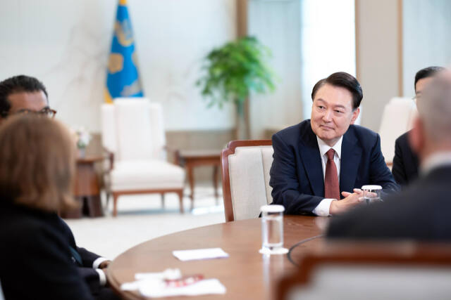 대통령실은 8일 미국 시사주간지 '뉴스위크(Newsweek)'가 이날(11월 15일 자) 발간된 최신호에서 윤석열 대통령과의 단독 인터뷰 기사를 표지 사진과 함께 커버 스토리로 다뤘다고 밝혔다. 국제판과 미국판에 동시에 게재된 커버 스토리의 제목은 '국내적 진실들'. 부제로는 '윤 대통령의 가장 큰 문제는 북한이 아니다(South Korean President Yoon Suk Yeol's Biggest Problem isn't the North)'라는 내용을 뽑았다. 사진은 지난달 16일 서울 용산 대통령 집무실에서 진행된 윤 대통령의 뉴스위크 인터뷰 모습. 뉴스위크와의 인터뷰는 70여 분간 진행됐다. 뉴스위크 측에서는 데브 프라가드 CEO, 낸시 쿠퍼 글로벌 편집장, 매튜 토스테빈 선임 에디터 등 3명이 인터뷰에 나섰다. 연합뉴스