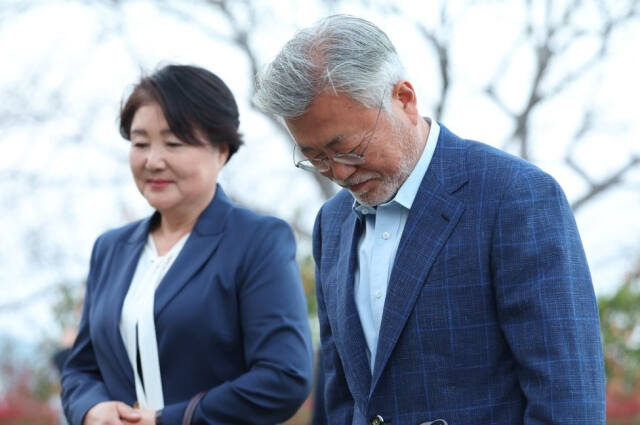 문재인 전 대통령과 김정숙 여사가 지난해 3월 31일 오후 경남 통영시 통영국제음악당에 위치한 작곡가 윤이상 묘역을 찾아 참배하고 있다. 연합뉴스