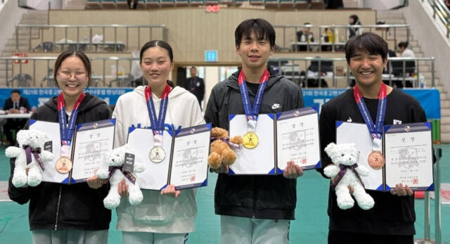 제21회 한국중·고펜싱연맹 전국남녀종별펜싱선수권대회 남중 에페서 우승한 김도하(오른쪽 두번째)가 같은 학교 입상 선수들과 기념촬영을 하고 있다.발안중 제공