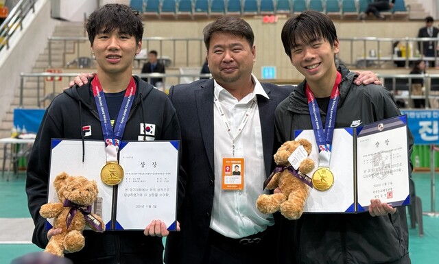제21회 한국중·고펜싱연맹 전국남녀종별펜싱선수권대회 남고부 에페서 우승한 김도현(왼쪽)과 남중부 1위 김도하가 아버지 김승섭 코치와 기념촬영을 하고 있다.발안중 제공
