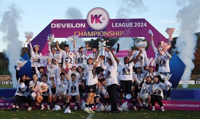 여자축구 ‘디벨론 2024 WK리그’ 챔피언결정전에서 14년 만에 챔피언에 오른 수원FC 위민 선수단이 우승트로피를 들어올리며 기뻐하고 있다.수원FC 제공