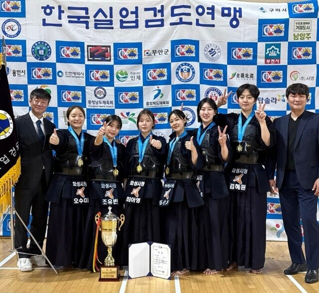 2024 봉림기 전국실업검도대회에서 여자부 시즌 첫 단체전 우승을 차지한 화성시청 선수단이 기념촬영을 하고있다.화성시청 제공