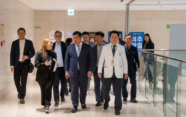 와차레손 태국 왕자가(앞줄 가운데) 아인병원을 찾아 오익환 아인병원 이사장(앞줄 오른쪽) 등과 함께 병원을 둘러보고 있다. 아인병원 제공