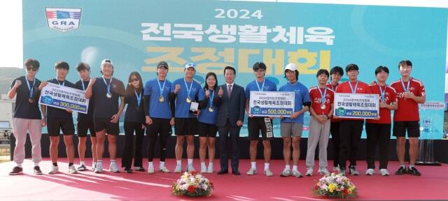 ‘2024 경기도조정협회 전국생활체육조정대회’ 시상식 후 안교재 경기도조정협회장(가운데)이 입상 팀들과 기념촬영을 하고 있다.경기도조정협회 제공