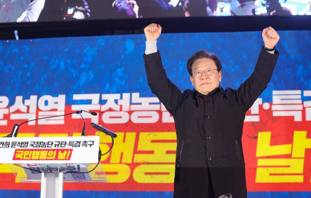 더불어민주당 이재명 대표가 9일 오후 서울 숭례문 일대에서 열린 '김건희·윤석열 국정농단 규탄·특검 촉구 제2차 국민행동의 날' 장외집회에서 단상에 올라 참석자들에게 인사하고 있다. 연합뉴스
