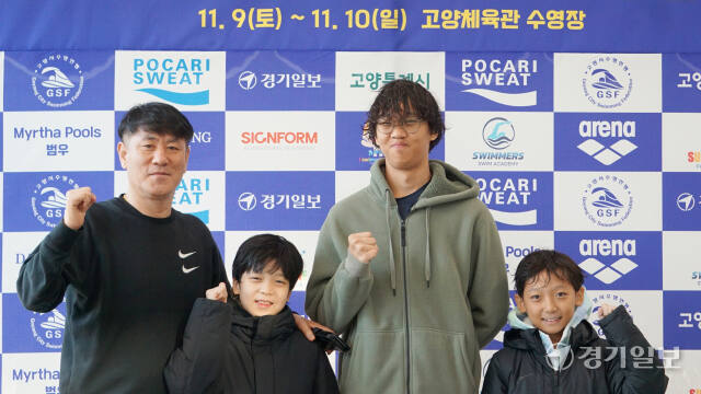 고양특례시 고양종합운동장 수영장에서 9~10일 열린 ‘2024 고양 마스터즈 전국 수영대회’에서 지난해에 이어 2년 연속 참가한 베트남 하노이 국제학교 수영팀의 장영수 감독과 출전 선수들이 화이팅을 외치고 있다. 신진욱기자