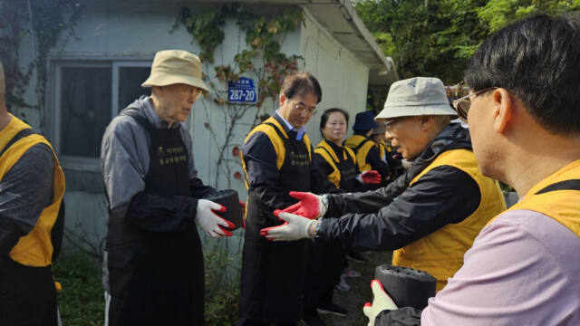 지난 10일 고양특례시 덕양구 고양동에서 열린 자비의 연탄 나누기 봉사에서 대덕스님(오른쪽 두 번째)과 이동환 고양시장 등 참가자들이 연탄을 나르고 있다. 고양시불교사암연합회 제공