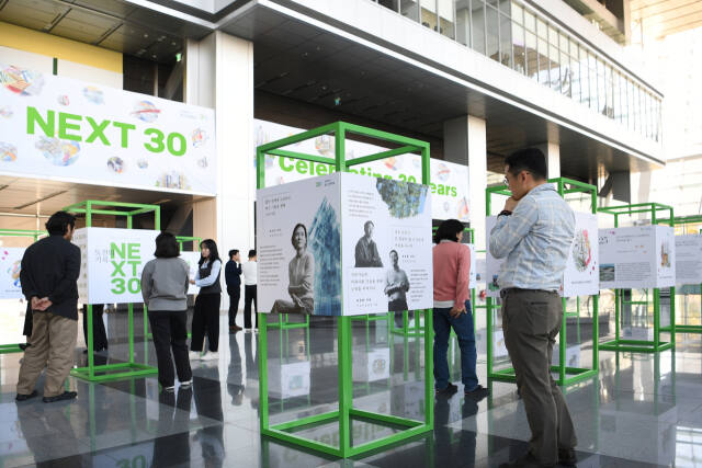 지난 4일부터 포스코이앤씨 송도 사옥 1층 로비에서 이뤄지고 있는 ‘포스코이앤씨 30주년 맞이 30개의 성공스토리를 담은 전시회’가 열리고 있다. 포스코이앤씨 제공