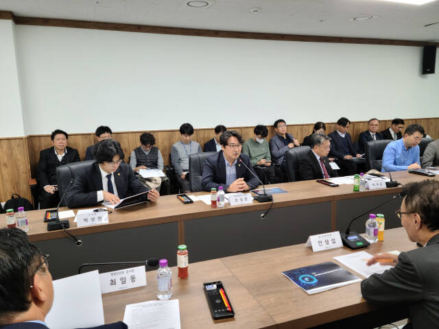 지난 8일 열린 ‘경기도 감사정보시스템 정보화 전략 및 중장기 발전계획 수립’을 위한 착수보고회에서 조성환 도의회 기획재정위원장(더불어민주당·파주2), 안상섭 도 감사위원장 등이 참석해 의견을 나누고 있다. 경기도 제공