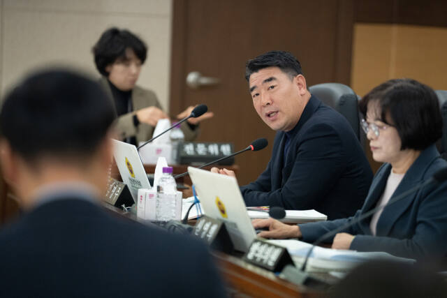 인천시의회 행정안전위원회의 김명주 시의원(더불어민주당·서구6)이 2024년 청년정책담당관 소관 업무에 대한 행정사무감사를 하고 있다. 시의회 제공