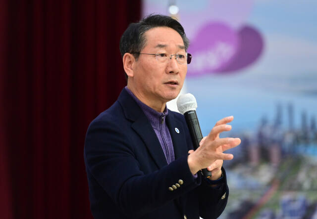 유정복 인천시장이 지난 8일 인천시청 대회의실에서 열린 '2024 인천시 기초의회의원 시정토론회'에서 기초의회의원들과 토론을 하고 있다. 인천시 제공