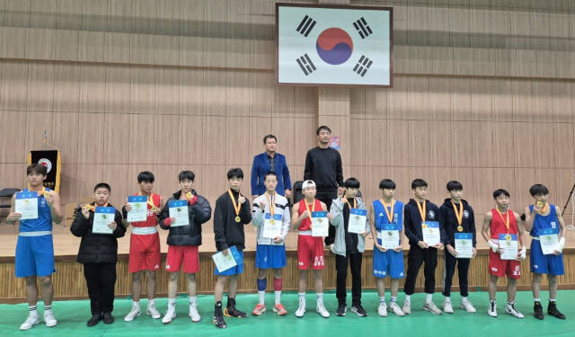 2024 경기도지사배 복싱대회 남자 중등부 입상 선수들이 시상식 후 기념촬영을 하고 있다.경기도복싱협회 제공