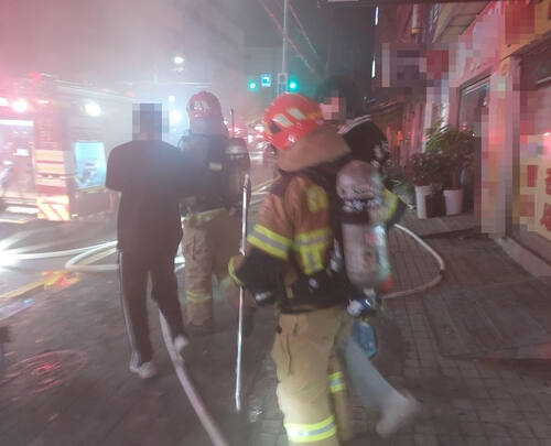 소방당국이 안산 단원구 노래방 화재현장에서 PC방 이용객들을 대피시키고 있다. 경기소방재난본부 제공