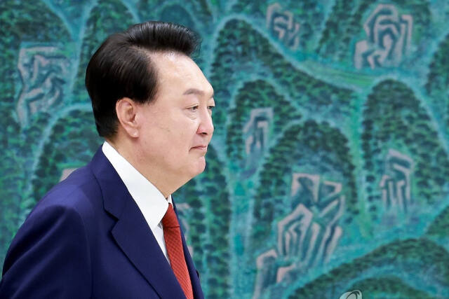 윤석열 대통령이 10일 서울 용산 대통령실에서 열린 '대외여건 변화에 따른 긴급 경제·안보 점검회의'에 참석하고 있다. 연합뉴스