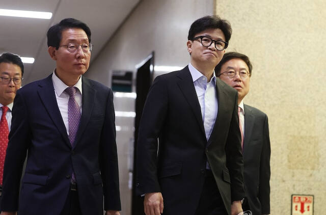 국민의힘 한동훈 대표 등이 6일 국회에서 열리는 국방, 외교 현안 관련 긴급 점검회의에 입장하고 있다. 연합뉴스