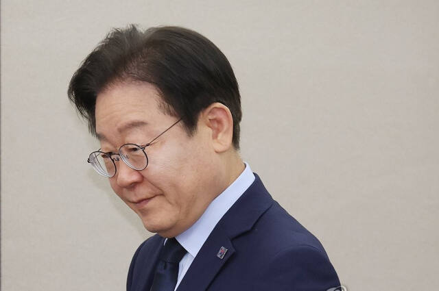 더불어민주당 이재명 대표가 10일 국회에서 열린 '트럼프2기 행정부 대외정책과 한반도' 간담회에 입장하고 있다. 연합뉴스