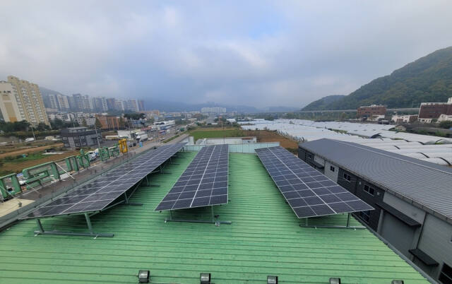 광주시가 산업통상자원부 주관 ‘2025년 신재생에너지 융복합 지원사업’에 7년 연속 선정돼 국비 10억 원을 확보했다. 사진은 태양열 발전기. 광주시 제공