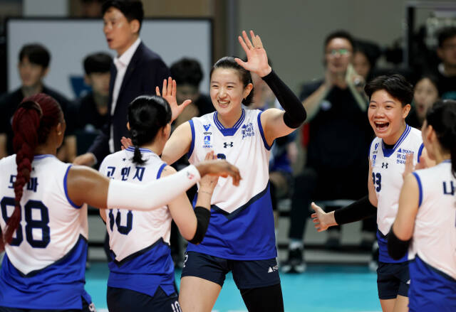 여자 프로배구 수원 현대건설이 선두 도약을 위해서는 승점 쌓기를 위한 셧아웃 승리가 필요하다. 사진은 지난 1라운드서 유일하게 서울 GS칼텍스에 3-0으로 승리한 뒤 환호하는 현대건설 선수들.연합뉴스