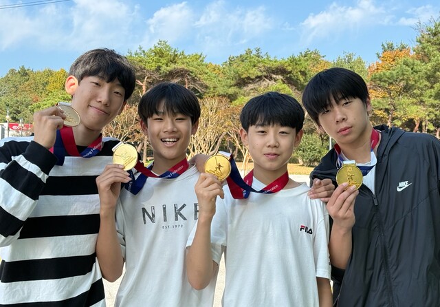 남중부 에페 단체전서 시즌 3관왕을 차지한 화성 발안중. 맨 오른쪽이 개인전 금메달 포함 2관왕에 오른 김도하.발안중 제공