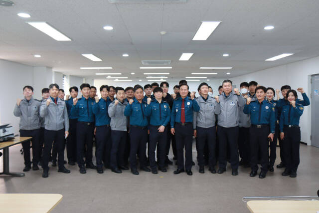 분당경찰서는 11일 최약장소에 배치돼 범죄 예방에 기여한 5명의 기동순찰대 경찰관에 포상을 수여하고 기념촬영을 하고 있다. 분당경찰서 제공