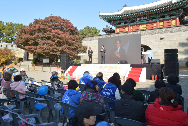 강화군 불은면의 ‘역사와 음악이 흐르는 광성보 문화축제’에서 박용철 군수가 인사말을 하고 있다. 강화군청 제공