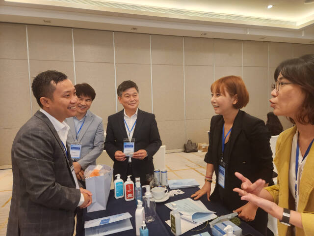 남동구 베트남 시장개척단이 현지 바이어와 상담을 하고 있다. 남동구청제공
