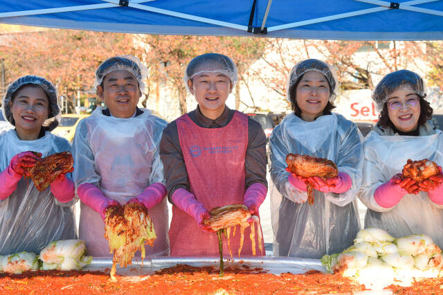 김동근 시장이 지난 9일 ‘통일 김장 담그기 한마당’에 참여하고 있다. 의정부시 제공