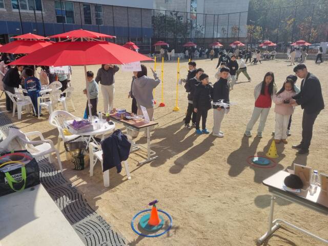 고양시 덕양구 지효초등학교에서 최근 열린 ‘교육과정 진로축제 한마당’에서 학생들이 진로체험을 하고 있다. 지효초 제공