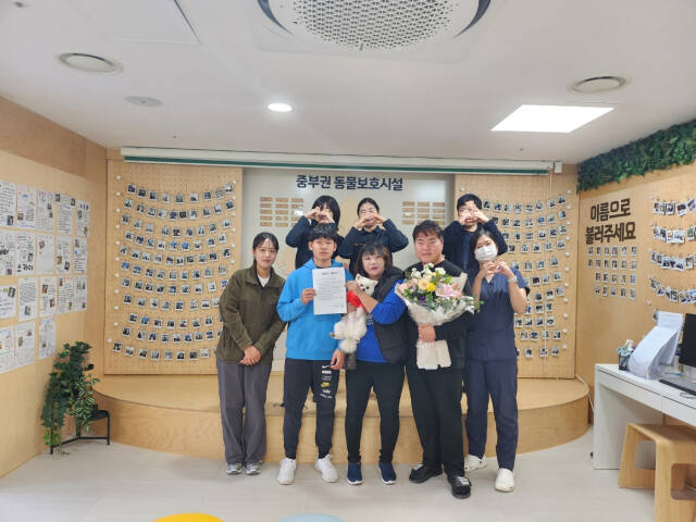 경기도가 운영하는 국내 최대·최고 규모 반려동물 보호·치료시설과 복합문화공간이 마련된 반려마루 여주가 개관 1주년을 맞아 680번째 입양자와 입양서약 후 축하하는 자리를 가졌다. 사진은 관계자들이 기념촬영을 하고 있는 모습. 경기도 제공