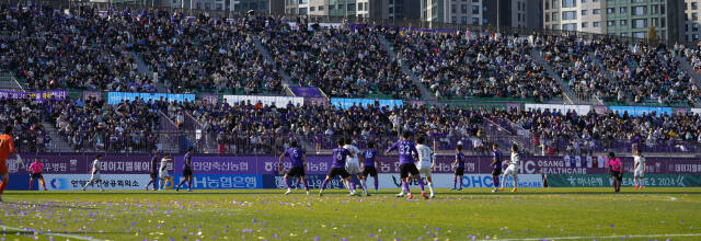 창단 11년 만에 최다 관중 입장 기록을 경신한 FC안양의 홈 경기 모습.안양구단 제공