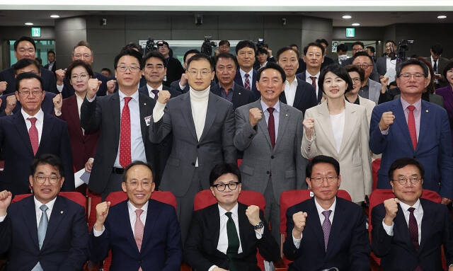 11일 국회 의원회관에서 열린 ‘국민의힘-윤석열 정부 합동 전반기 국정성과 보고 및 향후 과제 토론회’에서 한동훈 대표와 추경호 원내대표 등이 기념 촬영을 하고 있다. 연합뉴스