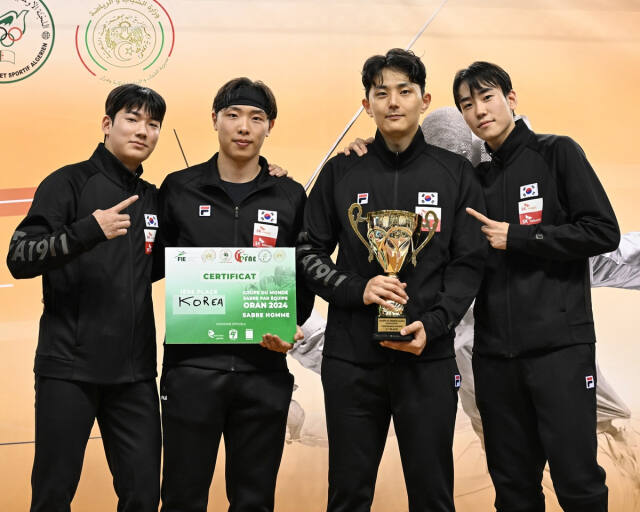 10일(현지시간) 알제리 오랑에서 열린 FIE 월드컵 남자 사브르 단체전 결승서 이란을 완파하고, 우승을 차지한 한국 남자 사브르 대표팀의 (왼쪽부터) 임재윤, 박상원, 하한솔, 도경동.대한펜싱협회 제공