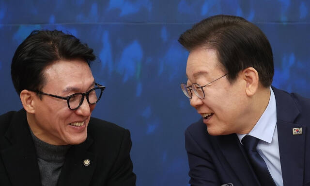 더불어민주당 이재명 대표와 김민석 최고위원이 11일 국회에서 열린 최고위원회의에서 대화를 하고 있다. 연합뉴스