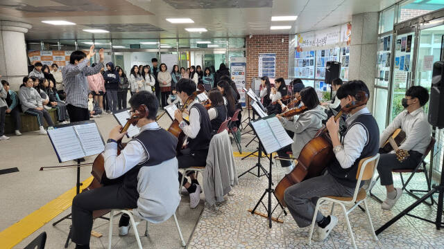 장기중학교 관현악 동아리 학생들이 바이올린, 첼로, 플롯 등 다양한 관현악을 연주하고 있다. 김포교육지원청 제공