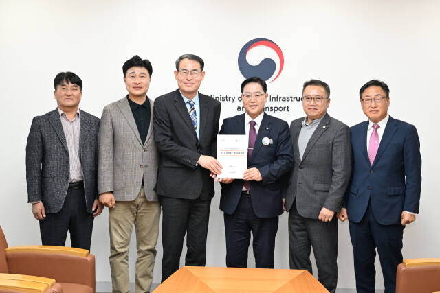 강수현 양주시장 등은 지난 8일 서울 중구 국토발전전시관에서 강희업 대도시권광역교통위원장과 간담회를 갖고 광역버스 신설 등에 적극 나서 줄 것을 요청했다. 왼쪽부터 동달근 교통안전국장, 이영주 도의원, 강희업 대광위원장, 강수현 양주시장, 정현호 양주시의원, 안기영 국민의힘 당협위원장. 양주시 제공