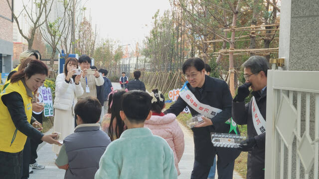 오정수 농협 양주시지부장(오른쪽 두 번째)이 11일 옥정호수초교에서 등교하는 학생들에게 쌀 고공식품을 나눠주고 있다. 농협 양주시지부 제공