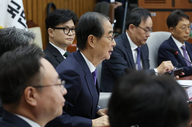 한덕수 국무총리가 11일 국회에서 열린 ‘여야의정 협의체‘ 1차회의에서 인사말을 하고 있다. 연합뉴스