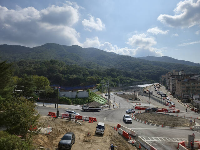 지난 2020년에 계획된 성남 숲속커뮤니티 복합센터 주거지 공영 주차장 공정률이 5%(9월 기준)에 그친다. 이진 기자