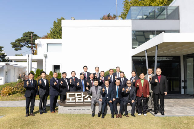 11일 도담소에서 열린 경기도기독교총연합회 오찬 간담회에서 김동연 경기도지사, 오범열 경기도기독교총연합회 회장, 경기도기독교총연합회 임원 등이 기념촬영을 하고 있다. 경기도 제공