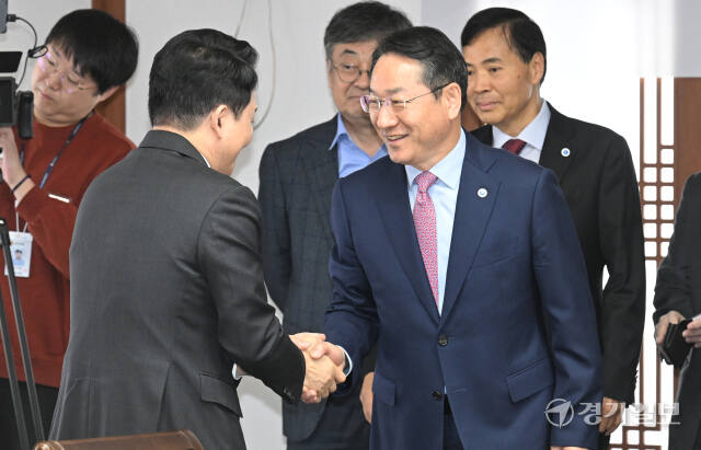 유정복 인천시장이12일 오전 인천 남동구 인천시청에서 열린 2024년 국민의힘 인천시당-인천시 당정협의회에서 원희룡과 악수를 하고 있다.