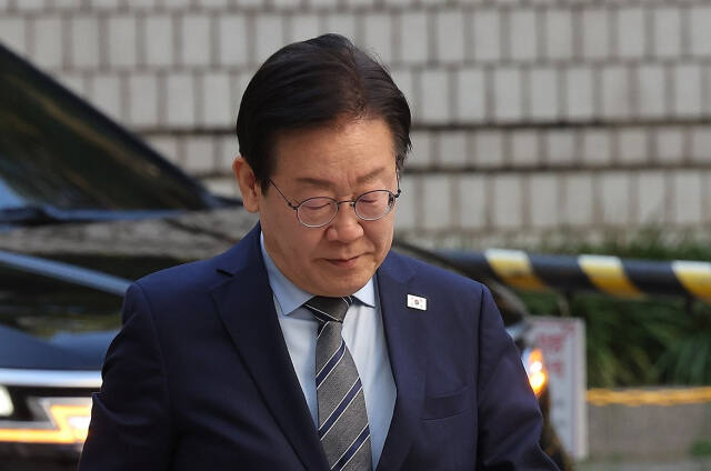 더불어민주당 이재명 대표가 지난 8일 오전 서울 서초구 서울중앙지법에서 열린 '대장동 배임·성남FC 뇌물' 관련 1심 속행 공판에 출석하기 위해 법정으로 향하고 있다. 연합뉴스