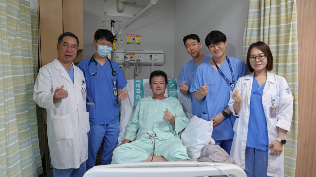 의정부을지대학교병원 의료진들이 수술을 받고 회복 중인 환자와 기념촬영을 하고 있다. 의정부을지대학교병원 제공.