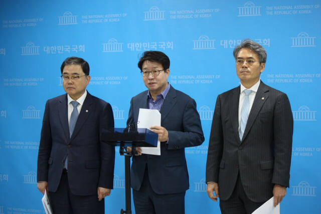 창원산단 등 국정개입 의혹 조사본부 소속 염태영, 김기표, 허성무 의원이 12일 기자회견을 하고 있다. 의원실 제공